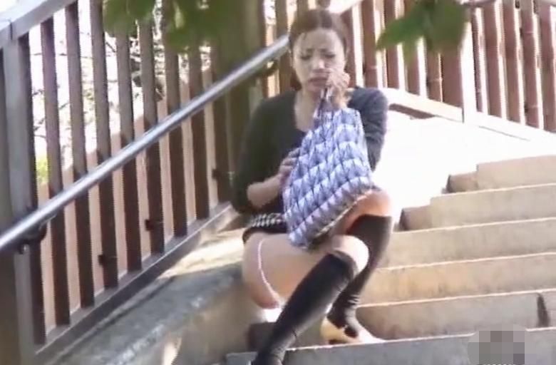 野外脱糞女立ち 必死にバレない様、野グソする女たち | 女糞.com -女のうんこスカトロ動画-