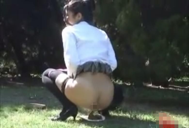 エロ 外で排泄する女 