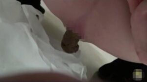 女の子が脱糞したり放尿したりのエロ動画