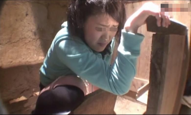 無修正　昭和浣腸 古民家で女子が脱糞・・・だけどなかなかウンコが出なくて浣腸させられちゃってたね | 女糞.com -女のうんこスカトロ動画-