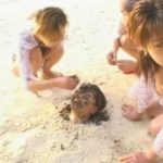 女の子が砂浜に埋められて、顔にウンコ塗られて塗糞プレイ