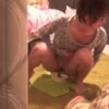 部屋で踏ん張る女子盗撮